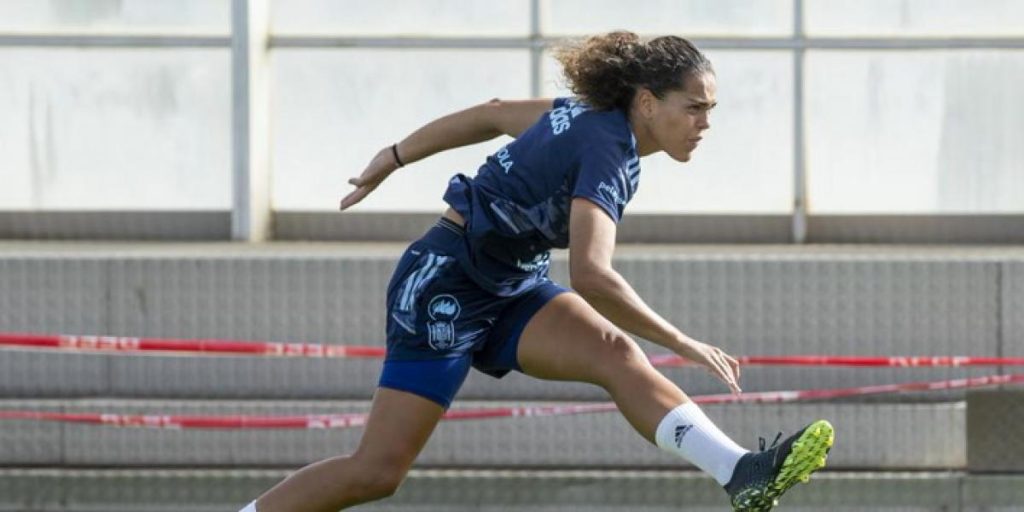 Andrea Falcón: "Le llegué a decir a mi madre que dejaba el fútbol"