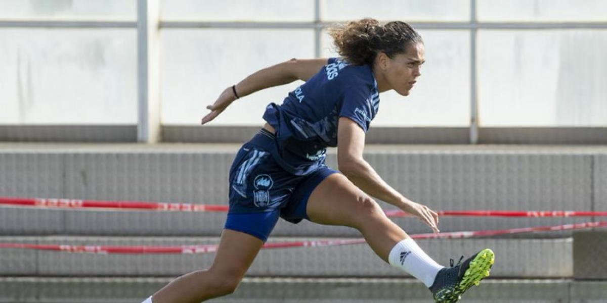 Andrea Falcón: "Le llegué a decir a mi madre que dejaba el fútbol"