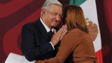Ante abrazo negado, AMLO manda beso a Tatiana Clouthier; 'La quiero mucho' | Video