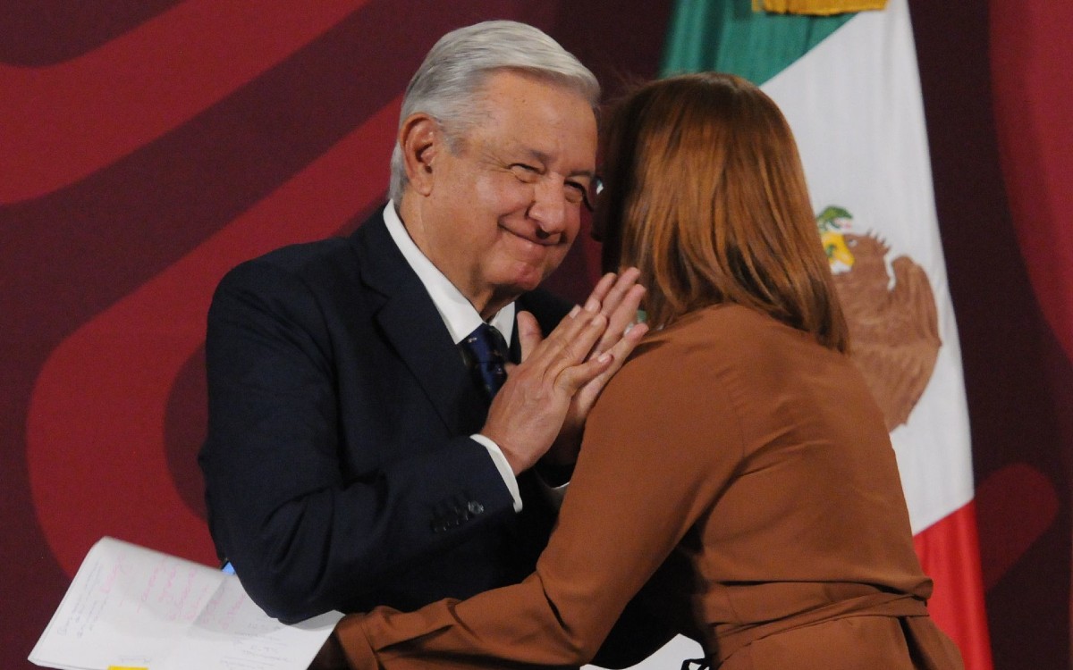 Ante abrazo negado, AMLO manda beso a Tatiana Clouthier; ‘La quiero mucho’ | Video