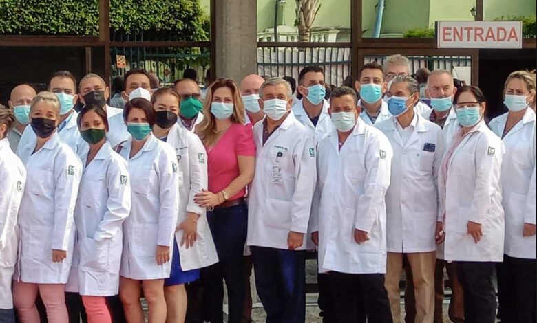 Ante déficit de especialistas, México busca médicos en todo el mundo