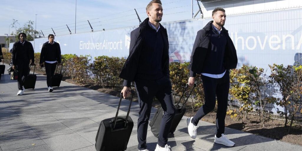 Arsenal y PSV disputan mañana su partido pendiente