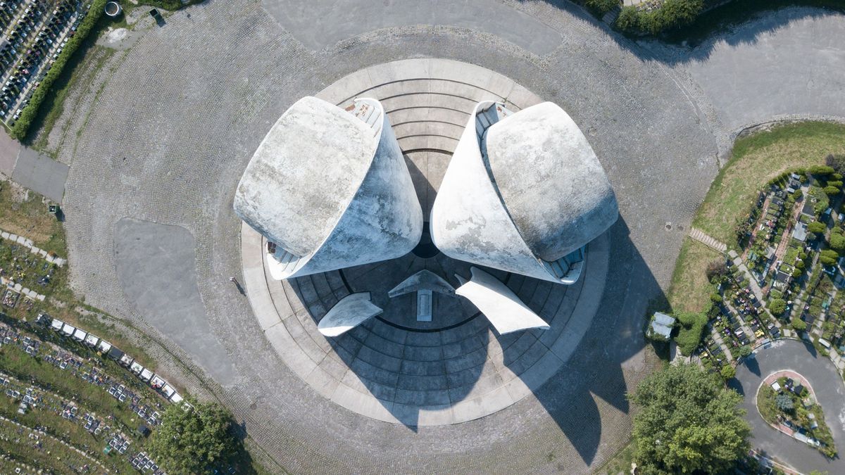 Arte censurado para despedir a los muertos en el crematorio de Kiev