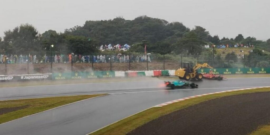 Así se vivió el peligroso momento con la grúa desde la grada de Suzuka