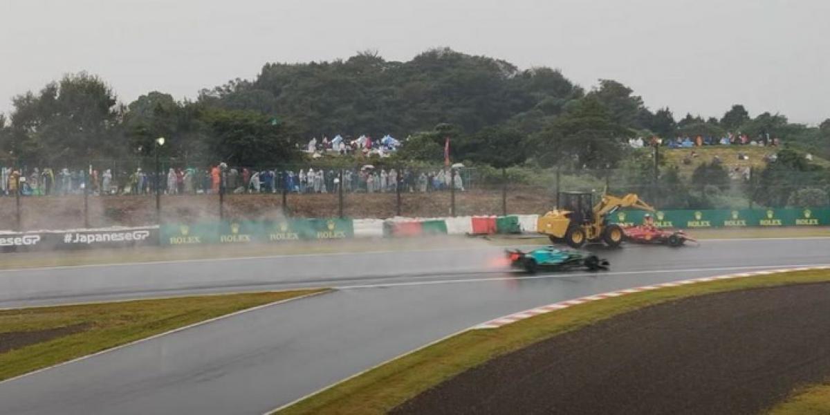 Así se vivió el peligroso momento con la grúa desde la grada de Suzuka