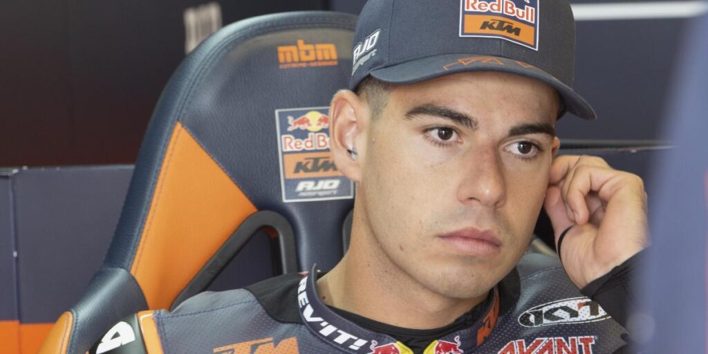 Augusto Fernández cierra en cabeza una primera jornada marcada por la lluvia