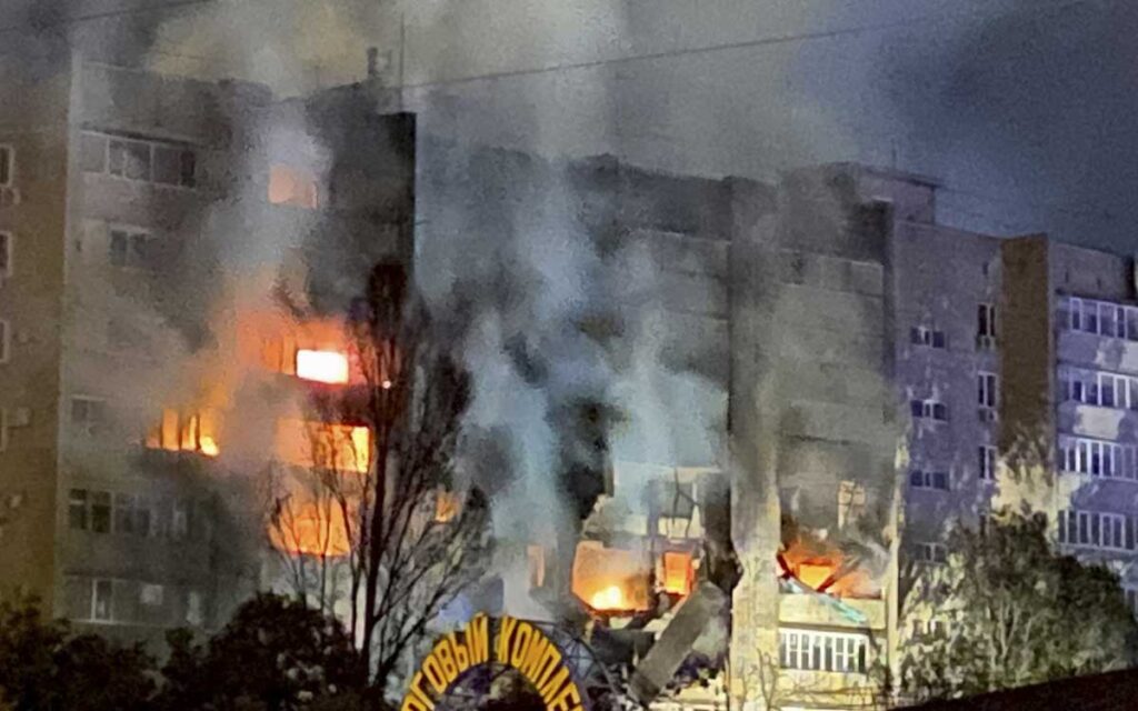 Aumentan a 13 los muertos por el impacto de un caza contra un edificio residencial en Rusia