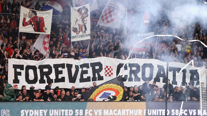 Australia sanciona de por vida a un aficionado por realizar el saludo nazi | Video