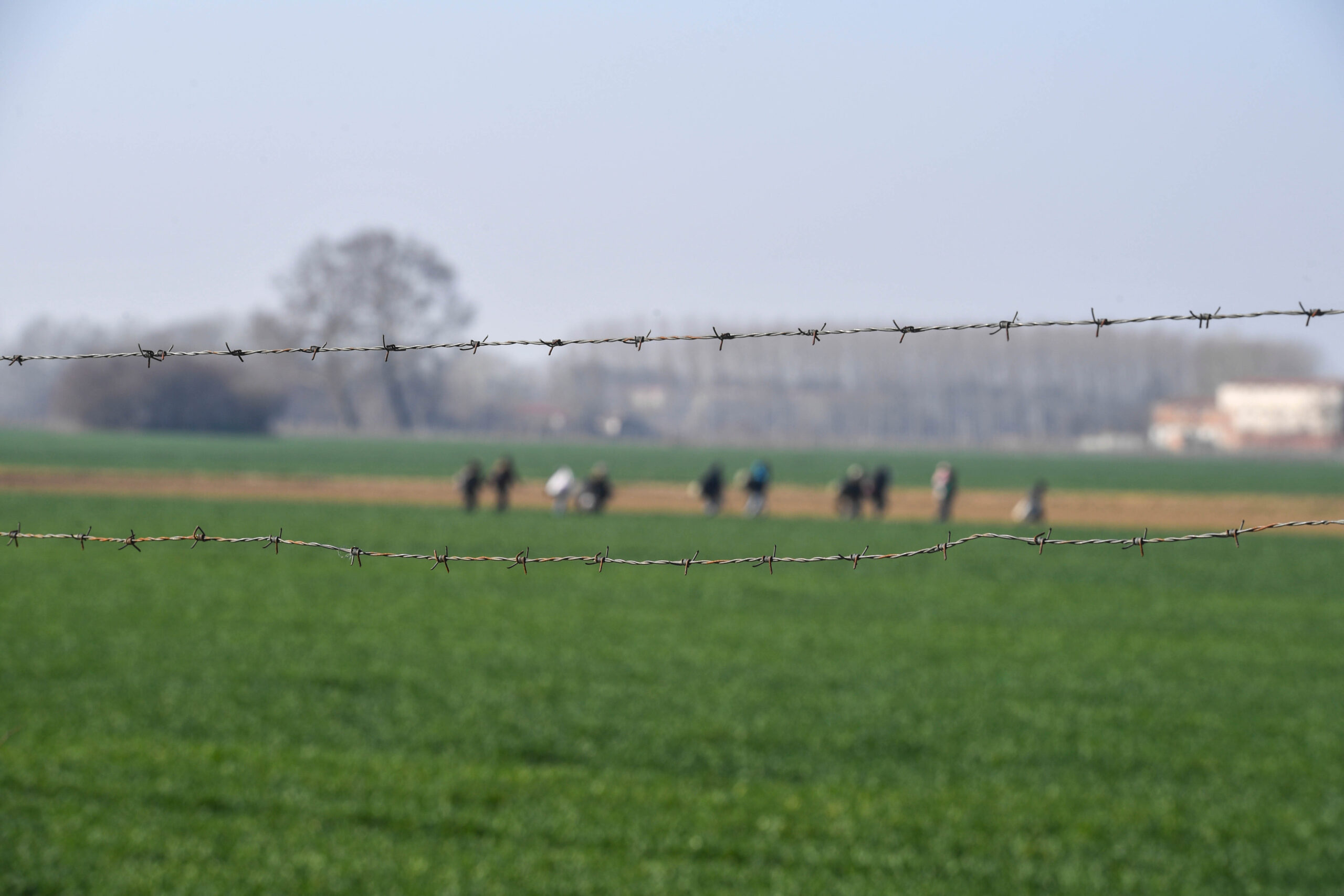 Autoridades griegas acusan a este país de obligar a migrantes a cruzar desnudos la frontera