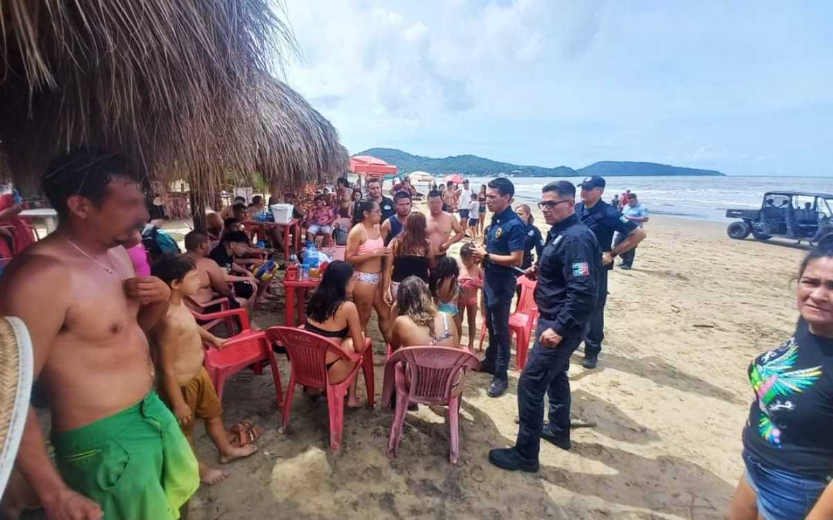 Bañistas de Nayarit acuden a las playas a pesar de riesgos por huracán