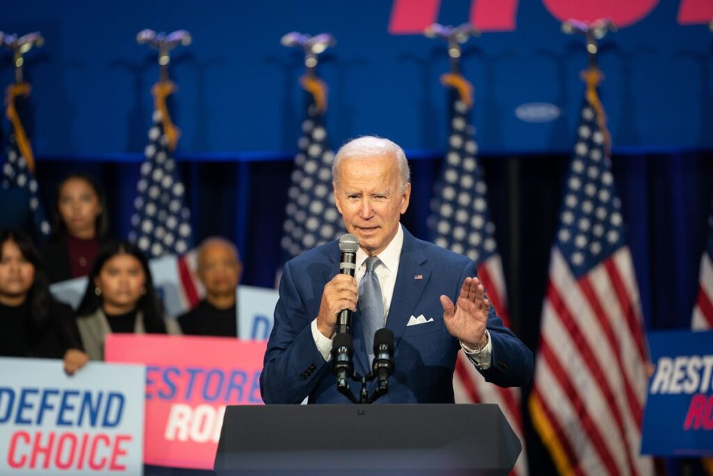 Biden libera 15 millones de barriles de reservas de crudo para bajar el precio de la gasolina