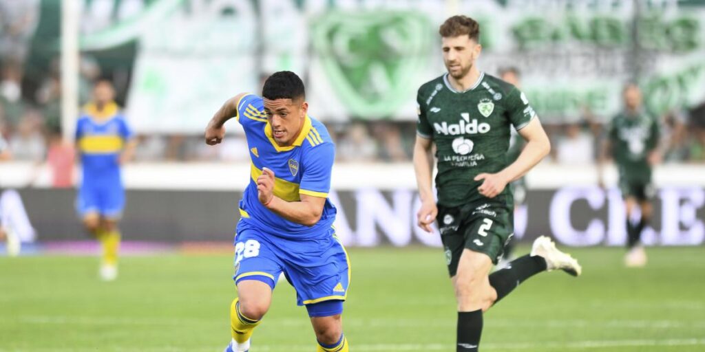 Boca derrota a Sarmiento y se afianza en el liderato