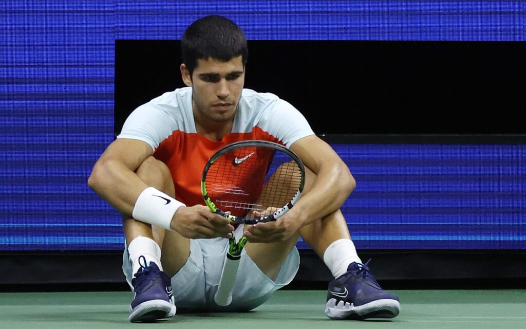 Cae Carlos Alcaraz en su primer partido como número uno del mundo | Video