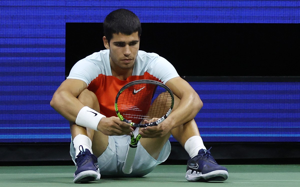 Cae Carlos Alcaraz en su primer partido como número uno del mundo | Video