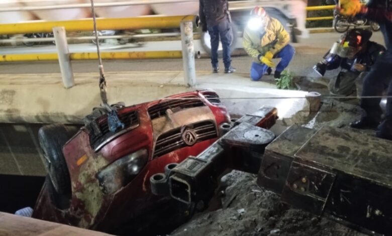 Cae auto al Río de los Remedios; muere el conductor | Video