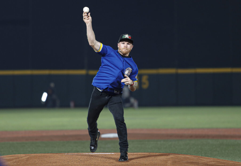 'Canelo' lanza primera bola de la temporada de Liga del Pacífico | Video