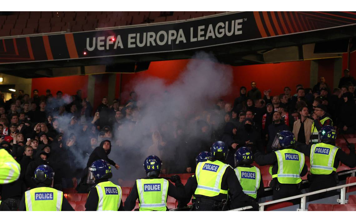 Castigan al PSV, donde juega ‘Guti’, por incidentes en partido ante Arsenal | Video