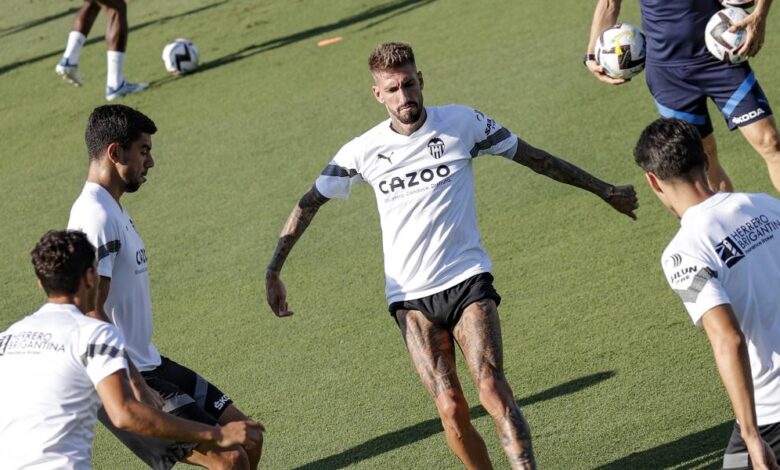 Castillejo ya trabaja en el césped y con balón pero aún no con el grupo