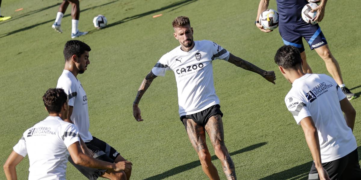 Castillejo ya trabaja en el césped y con balón pero aún no con el grupo
