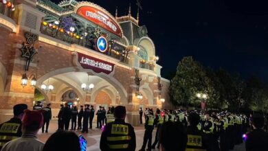 China cierra Disney Shanghái por Covid-19 y deja adentro a los visitantes hasta realizarles test