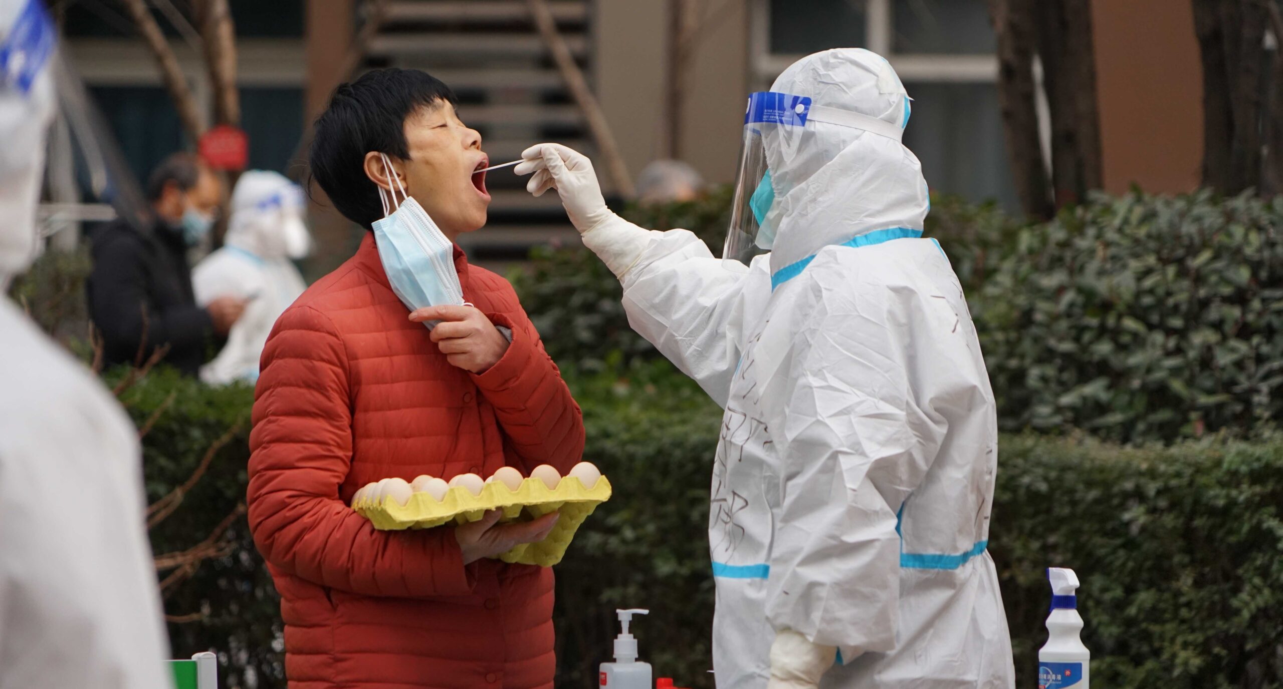 China continúa batallando con el COVID-19; se suman 503 nuevos casos