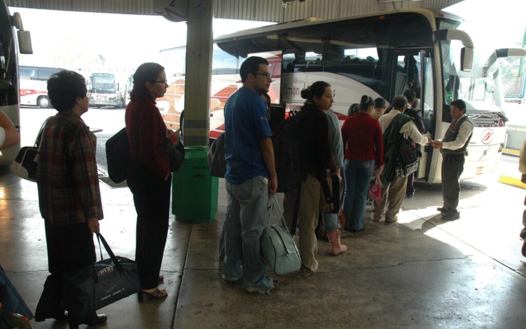 Cofece multa a empresas de transporte de pasajeros por prácticas monopólicas