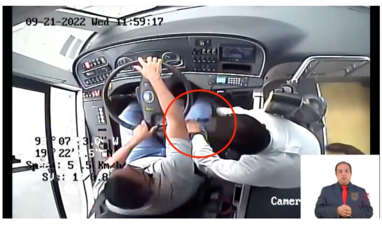 Conductor de Trolebús en capacitación que chocó, no quitó pie del acelerador | Video