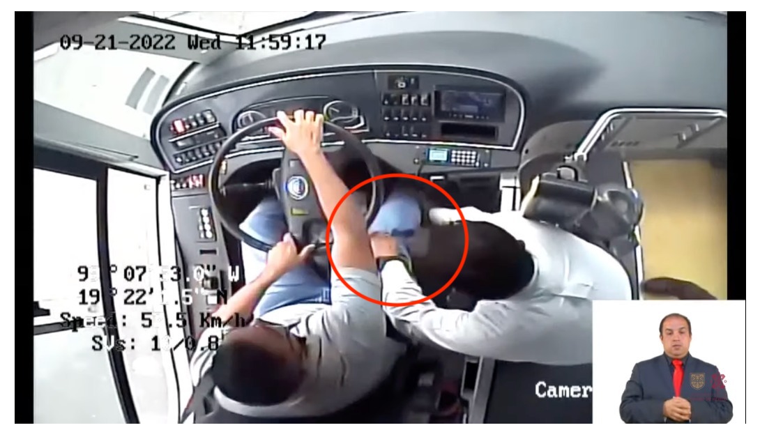 Conductor de Trolebús en capacitación que chocó, no quitó pie del acelerador | Video