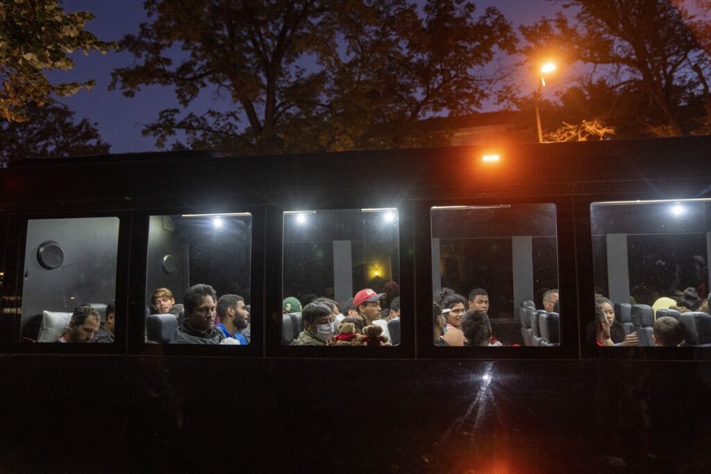 De la selva a la casa de Kamala Harris: el viaje de los migrantes que Texas usa como arma política