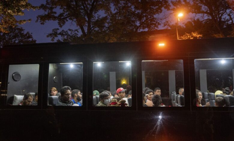 De la selva a la casa de Kamala Harris: el viaje de los migrantes que Texas usa como arma política