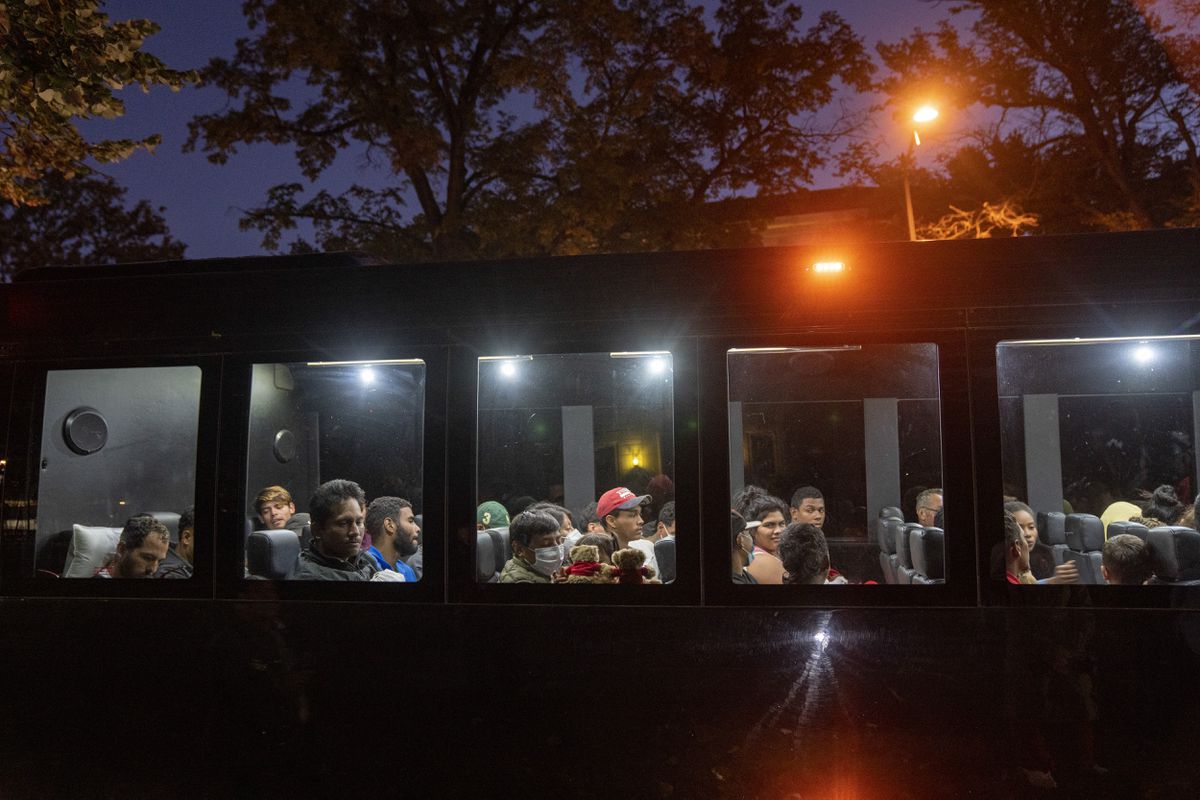 De la selva a la casa de Kamala Harris: el viaje de los migrantes que Texas usa como arma política