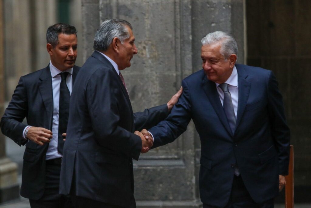 Defiende AMLO a Adán Augusto tras revelaciones de SedenaLeaks... y se lanza contra medios