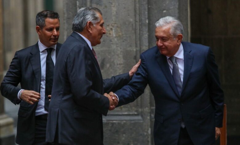 Defiende AMLO a Adán Augusto tras revelaciones de SedenaLeaks... y se lanza contra medios