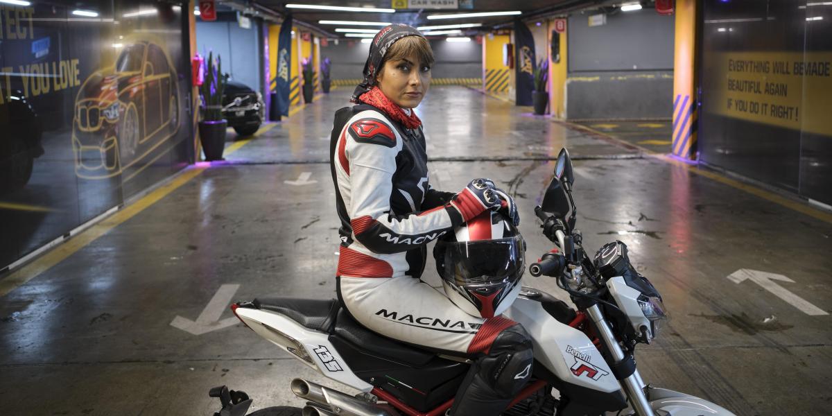 Desafiando las leyes de Irán sobre una moto