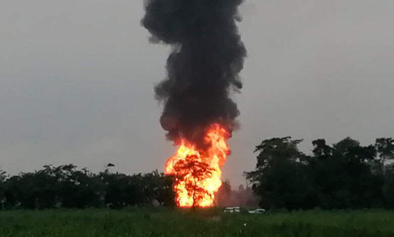 Desalojan a decenas de familias tras explosión de gasoducto de Pemex en Huimanguillo, Tabasco | Video