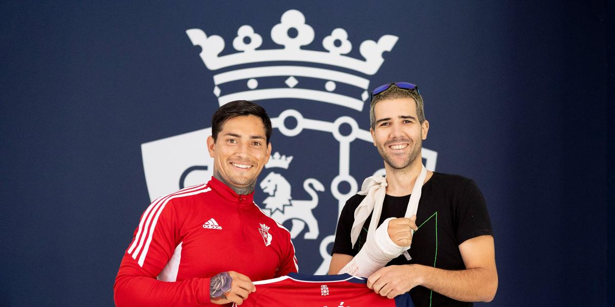 Detalle del Chimy Ávila con el aficionado al que lesionó en un partido