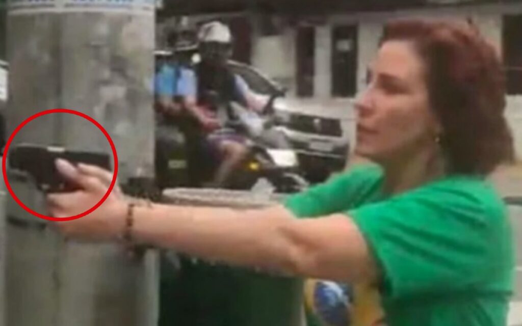 Diputada bolsonarista persigue a hombre mientras le apunta con un arma | Videos