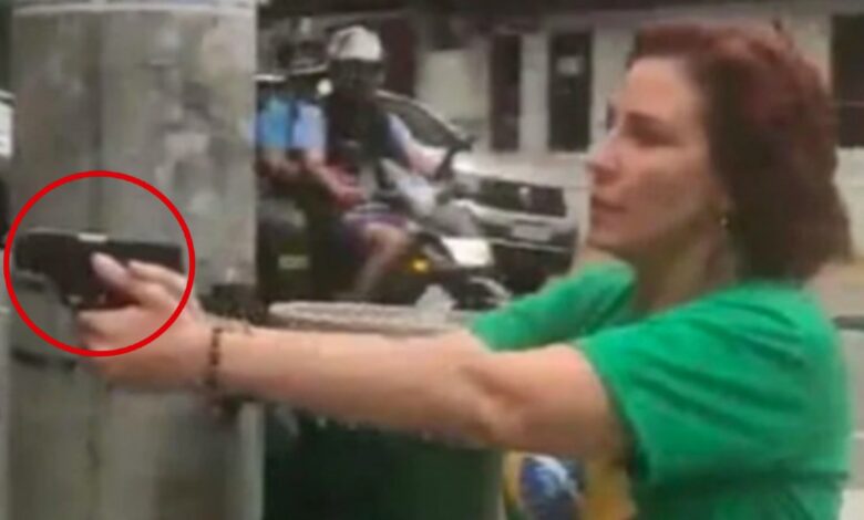 Diputada bolsonarista persigue a hombre mientras le apunta con un arma | Videos