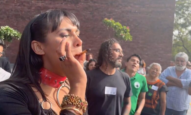 Diputada trans María Clemente García fuma un 'churro' de mariguana afuera de San Lázaro | Video