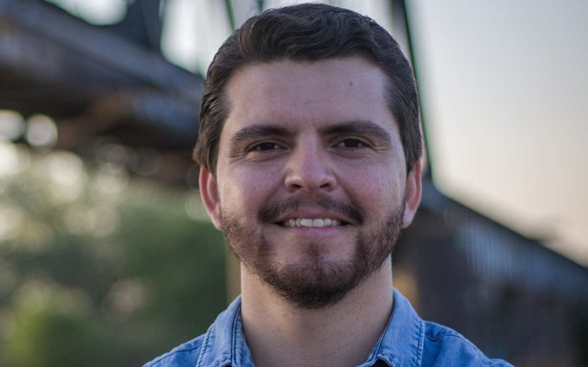 Director de Cultura en Culiacán posa con ‘cuerno de chivo’ transformado en guitarra y las redes explotan | Foto