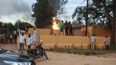 Disparos y confusión en Burkina Faso tras golpe de Estado; incendian embajada francesa