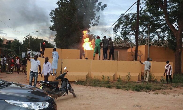 Disparos y confusión en Burkina Faso tras golpe de Estado; incendian embajada francesa