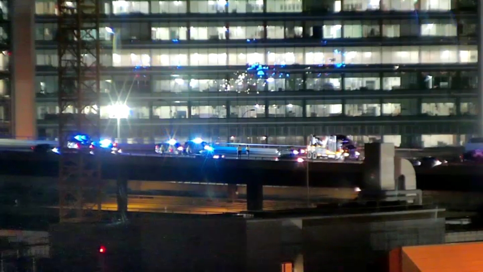 Dos muertos en un accidente que involucró una grúa y un SUV en la I-93 durante la noche en Boston