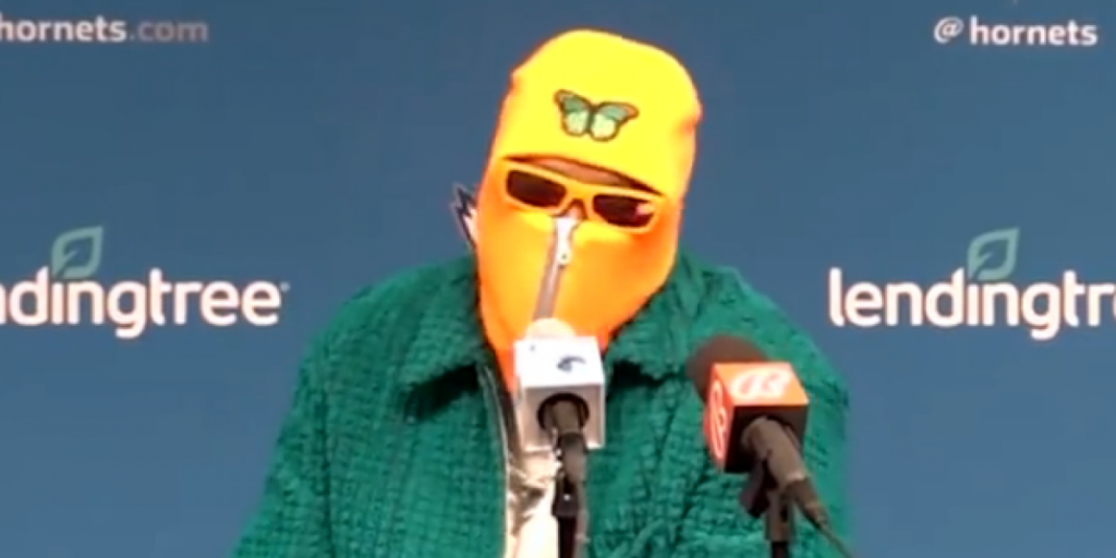 El 'disfraz' con el que comparece un jugador de los Hornets en rueda de prensa