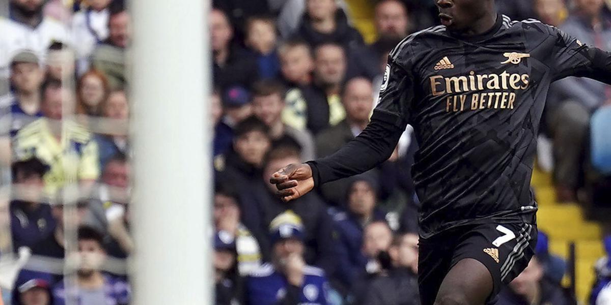 El Arsenal vence en Leeds y sigue líder una jornada más