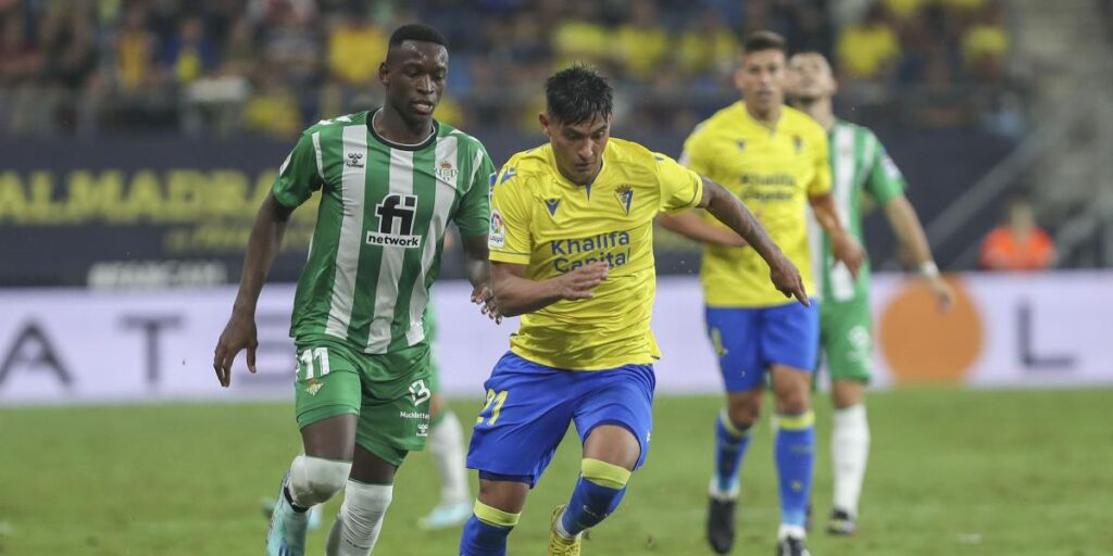 El Cádiz se aleja de su esencia en casa