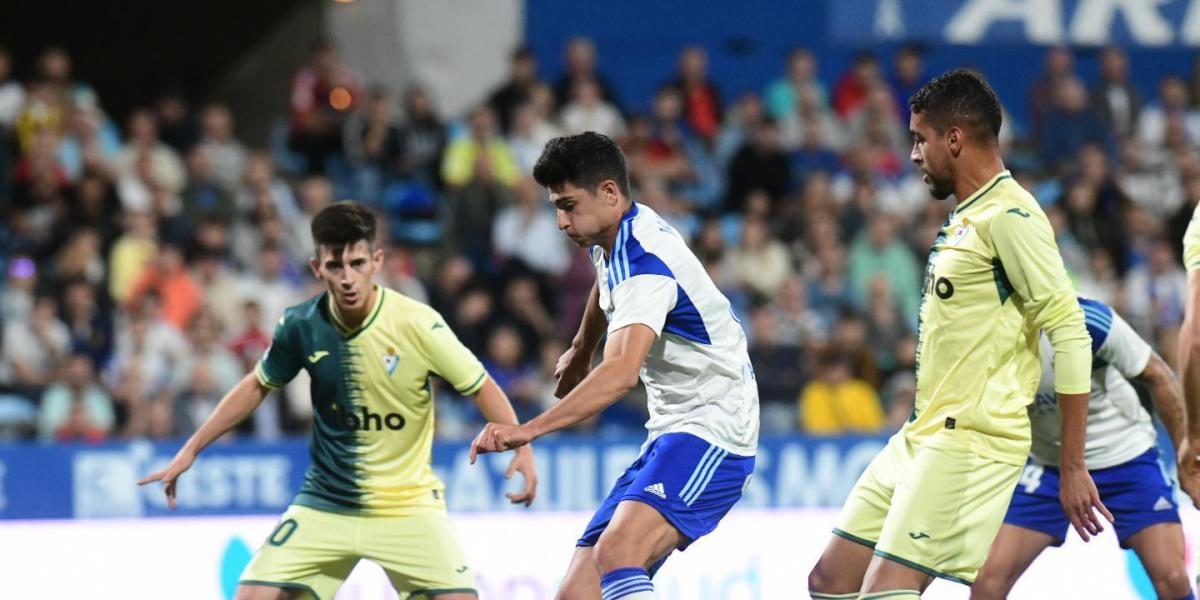El Eibar arranca un punto de La Romareda con dos hombres menos