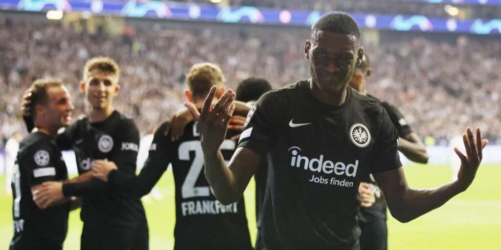 El Eintracht gana al Marsella y sigue con vida