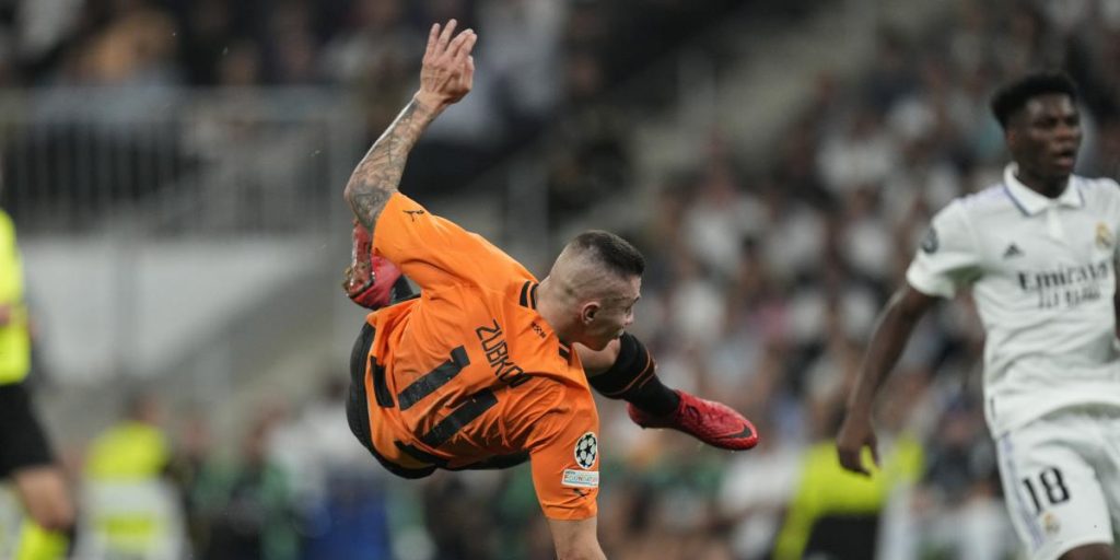 El Shakhtar recorta distancias al filo del descanso