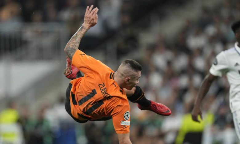 El Shakhtar recorta distancias al filo del descanso